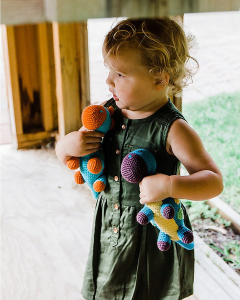 Pebble pletena igračka i zvečka - plavo ljubičasti dinosaur